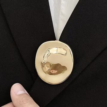 ZLATNI BROŠ - NOVO većih dimenzija