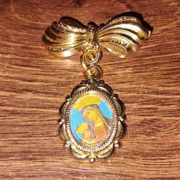 Žuti broš sa motivom majke Božje - BIŽUTERIJA