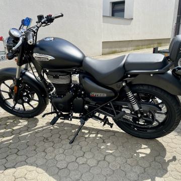 Royal Enfield Meteor 350 - Black