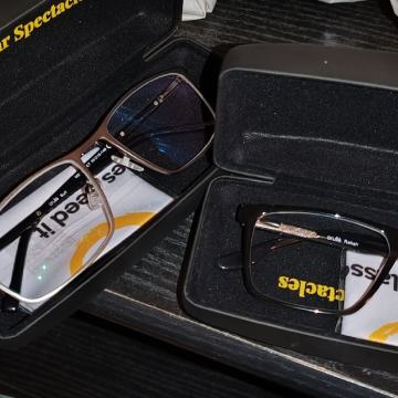 Potpuno nove dioptrijske naočale (okvir plus stakla sa zaštitama),neko