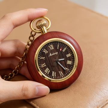 Crveno-smeđi džepni sat od prirodnog drva sa zlatnim okvirom, vintage