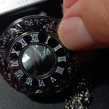 Lijep lagan džepni sat sa zanimljivim ciferom