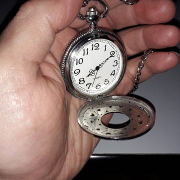 Prodaje se džepni sat QUARTZ novi u izvrsnom stanju. AKCIJA!