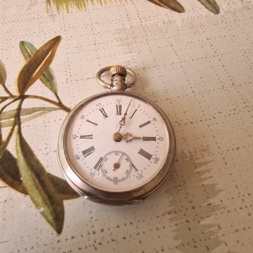 Prodajem đepni stari srebrni sat isprsvsn 50€.