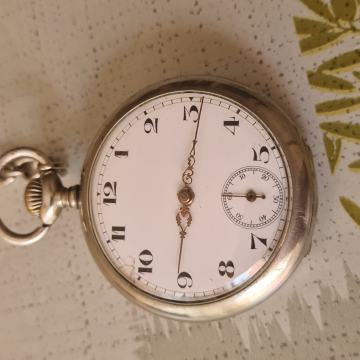 Prodajem stari đepni sat sačuvan 60€.