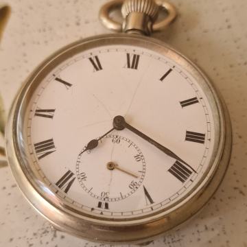 Prodajem stari đepni sat sačuvan ispravan 50€.