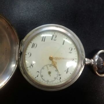 Srebrena omega sa kišnim vizirom