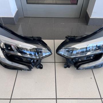 Prednji lijevi i desni far Renault Captur II