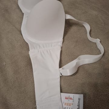 Novi bijeli balconeti grudnjak