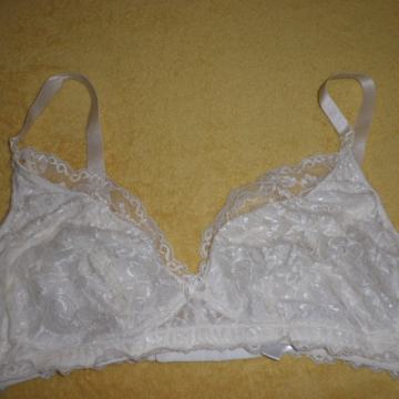 ČIPKASTI GRUDNJAK 85 / 90 C