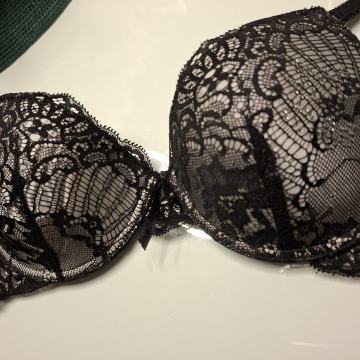 CRNI ČIPKANI GRUDNJAK 75 A - NOVO