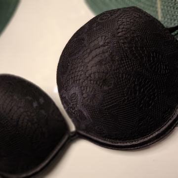 CRNI PAMUČNI GRUDNJAK 75 C  - NOVO