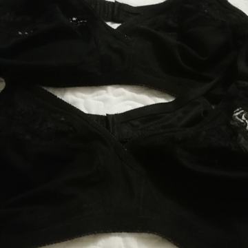 dva crna grudnjaka velič na slici