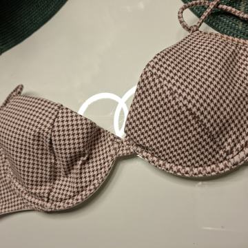 SMEĐE- BIJELI PAMUČNI GRUDNJAK POMPEA VEL. 4 - NOVO