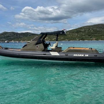 Shark 38 - NOVO 2025  gumenjak sa kabinom, motori 2 x 250