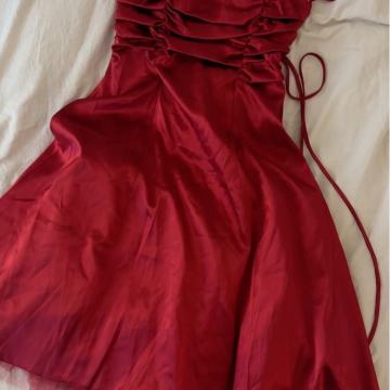 A line satenska crvena haljina
