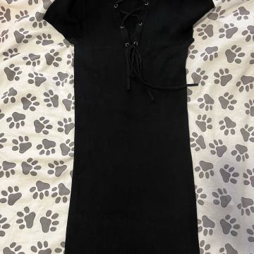 Bershka crna haljina s vezicama