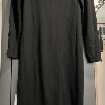 Bershka duga crna haljina s detaljem na rukavima