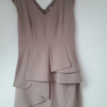 Bež haljina na volane 36 38