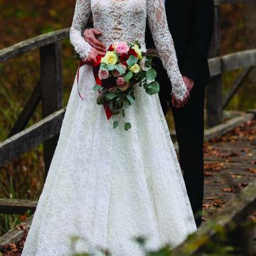 Bijela čipkasta vjenčanica s dugim rukavima