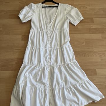 Bijela ljetna haljina Stradivarius