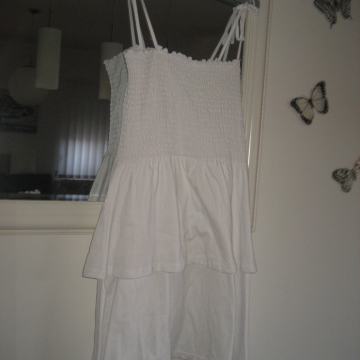 BIJELA PAMUČNA HALJINA S VOLANIMA VEL.38