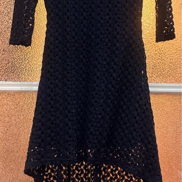 Crna čipkana haljina u dvije dužine