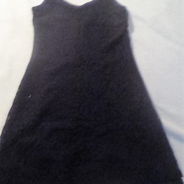 Crna čipkasta haljina na bretele