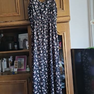 Crna cvjetna haljina vel S s About you