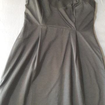 Crna haljina bez rukava