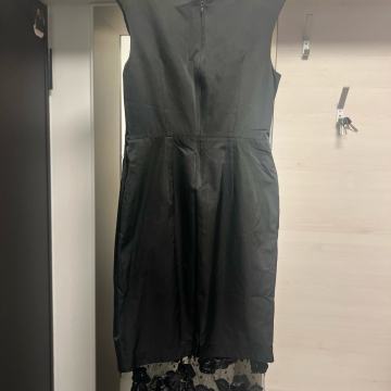 Crna haljina sa čipkom