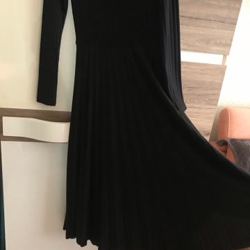 Crna haljina -plisirani donji dio