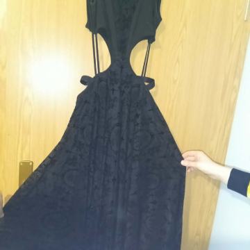 Crna haljina s prorezom oko struka