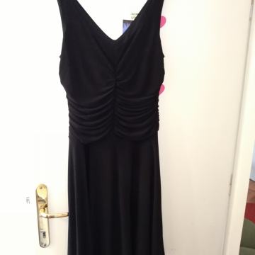 Crna haljina s rebrastim uzorkom