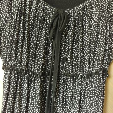 Crna haljina s uzorkom kave