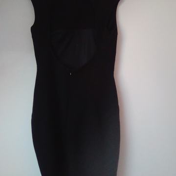 Crna mini koktel haljina gola leđa 38 Pull&Bear