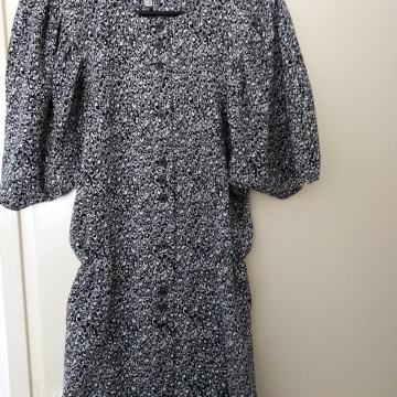 Crno bijela haljina kratki rukav