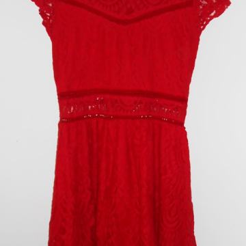 Crvena čipkasta haljina