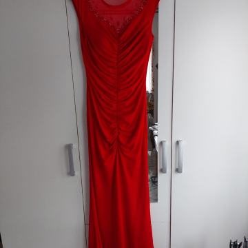 Crvena haljina