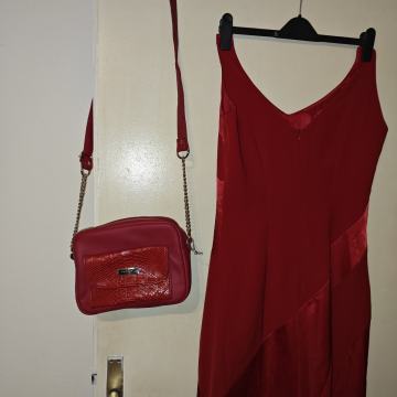 Crvena Svilena Haljina i Kožna Torbica