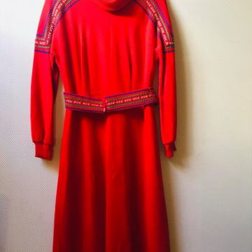 Crvena VINTAGE haljina s etno motivom