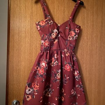 Cvjetna haljina u retro stilu