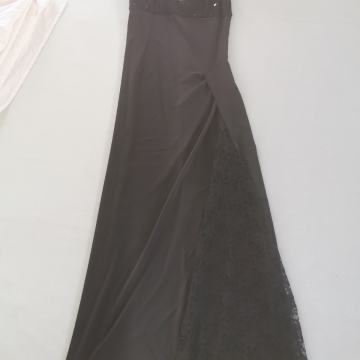 Duga crna haljina, elegantna, svečana