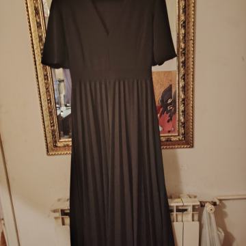 Duga crna plisirana haljina veličina L s elastinom rastezljiva