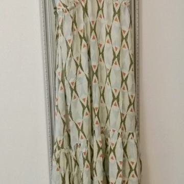 Duga šarena haljina s volanima