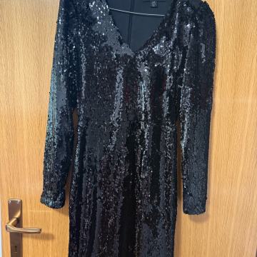 Haljina crna školjicasta