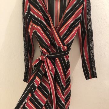 Haljina crveno crna Pimkie • 38 • Crna čipka na rukavima