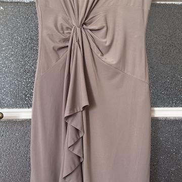 Haljina drap boje s volanom