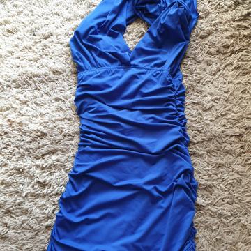 Haljina kraljevsko plava koja se veže na više načina