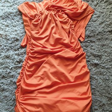 Haljina narančasta koja se veže na više načina